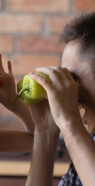 Isä ja lapsi leikkimässä kasviksilla