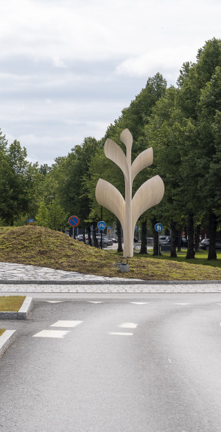 Kiertoliittymä, jonka keskellä Kasvu-ympäristöteos, joka kuvaa Itä-Suomen yliopiston logoa.