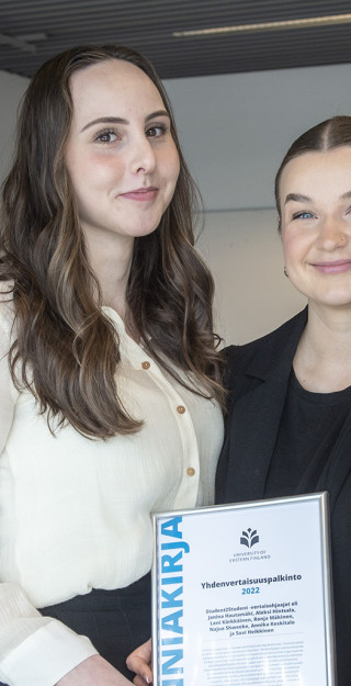 Yhdenvertaisuuspalkinnon saajista kuvassa Suvi Heikkinen ja Najua Shweeke.