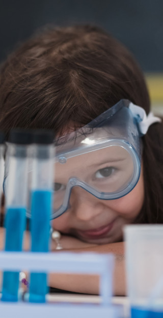 Elementary school science classroom little girl. Photo: Mostphotos.
