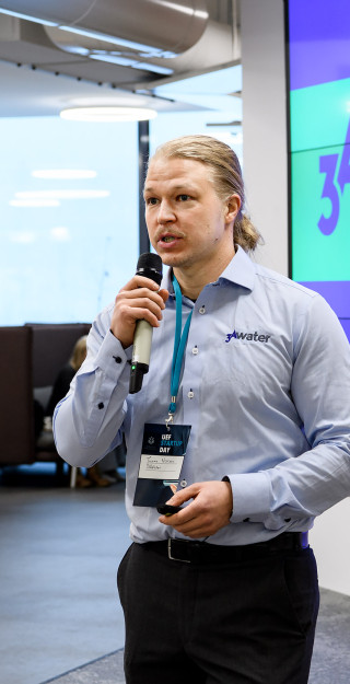 Tuomo Nissinen puhumassa UEF Startup Day -tapahtumassa.