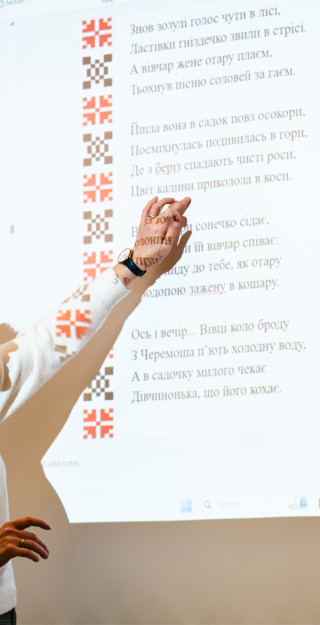 Ukrainan kielen opettaja käy läpi laulun sanoja.